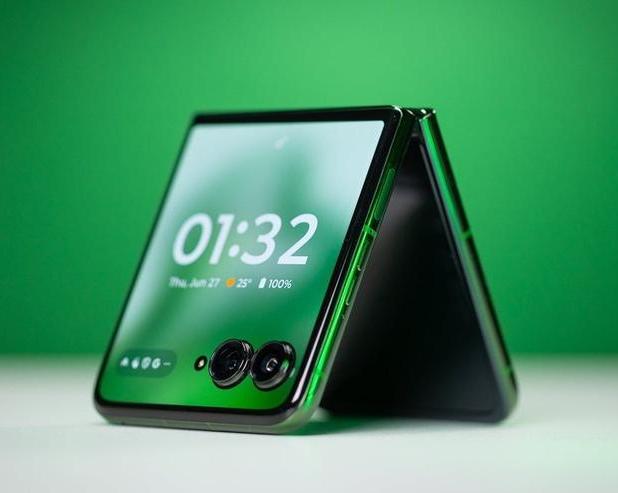 Маленькие телефоны возвращаются под броской маскировкой