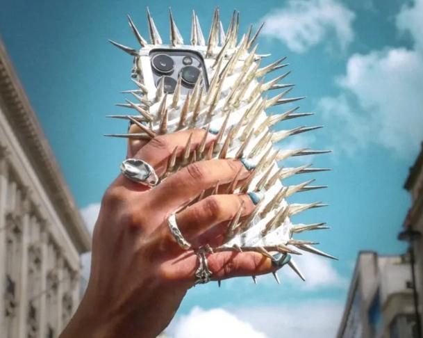 Joan представила новый шипованный чехол для iPhone, отпугивающий воров