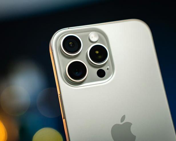 Macrumors: Apple собирается отказаться от титана в iPhone 17 Pro и iPhone 17 Pro Max