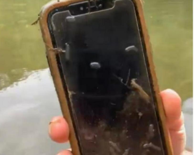 Iphone достали из реки спустя 10 месяцев после утопления и он все еще работает