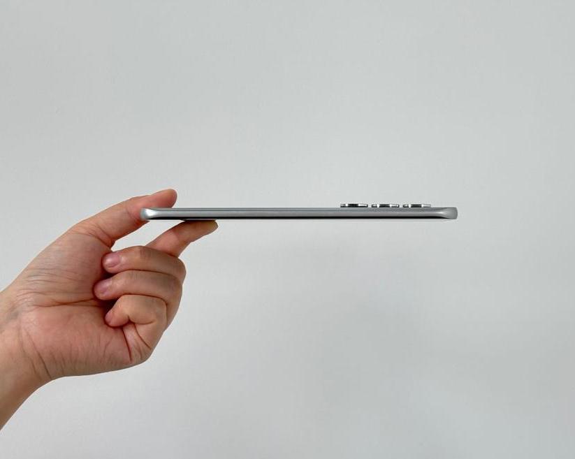 Infinix Hot 60 Pro+ сравнили по толщине корпуса и весу с Samsung Galaxy S25 Edge