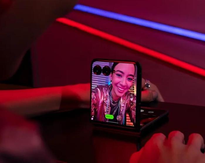 Компанией Motorola официально представлен Razr 50s