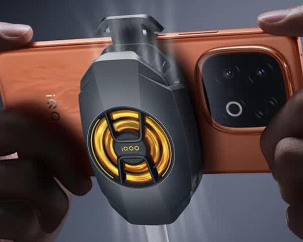 iQOO представила новый кулер для смартфонов с вертикальной системой обдува и мощностью 22 Вт