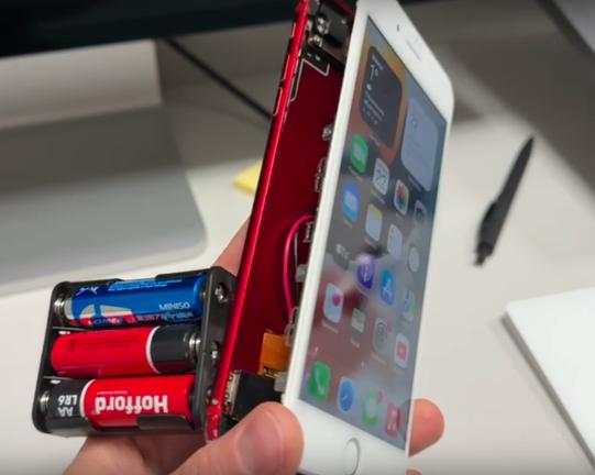 iPhone на батарейках.</p>
<p>Фанаты Apple создали уникальный iPhone работающий на заменяемом источнике