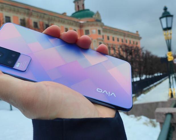 Истинная любовь блогеров, достойный селфифон. Обзор смартфона Vivo V21e и краткое сравнение с Vivo V21