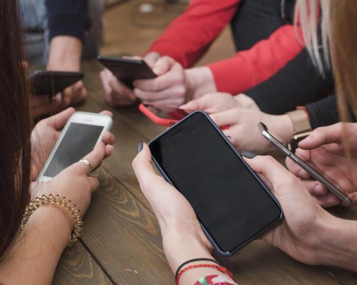 Кто лидер в продаже смартфонов?</p>
<p>Сравнение продаж компаний в России и в мире