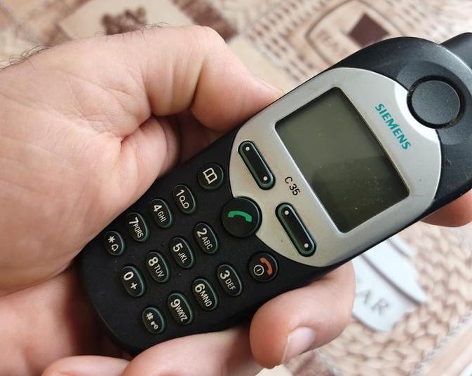 Как после одного случая все перестали подшучивать над моим стареньким Siemens C35