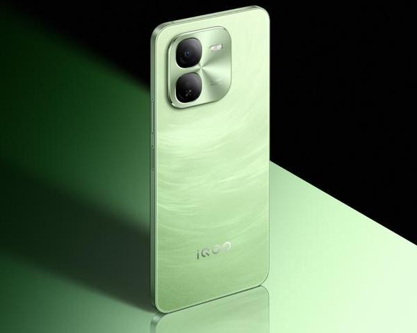 iQOO Z9x получил 6000 мАч батарею и 12